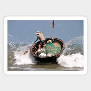 Bateau panier en bambou sur une plage du Vietnam Sticker